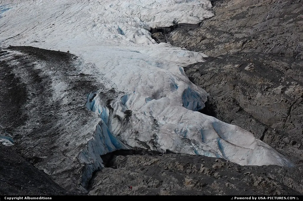 Hikinh the challenging trail up to the face of the Worthington Glacier.