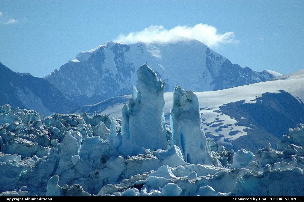 The spectacular blue face of the Hubbard Glacier (Yakutat Bay).