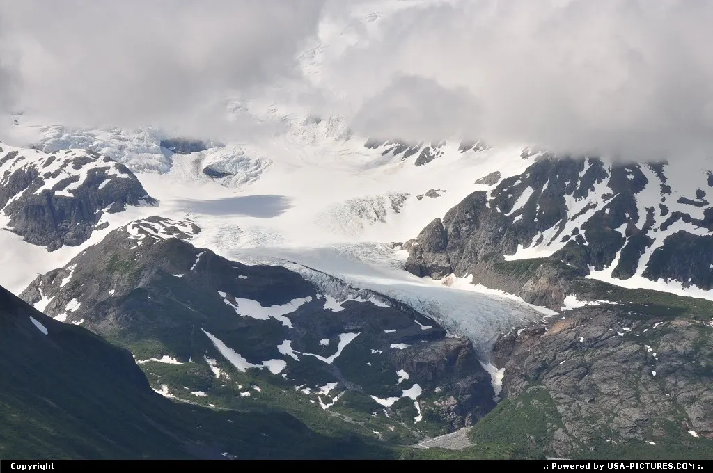 A fantastic view over Katmai National Park, right over mountains, glaciers and volcanoes.