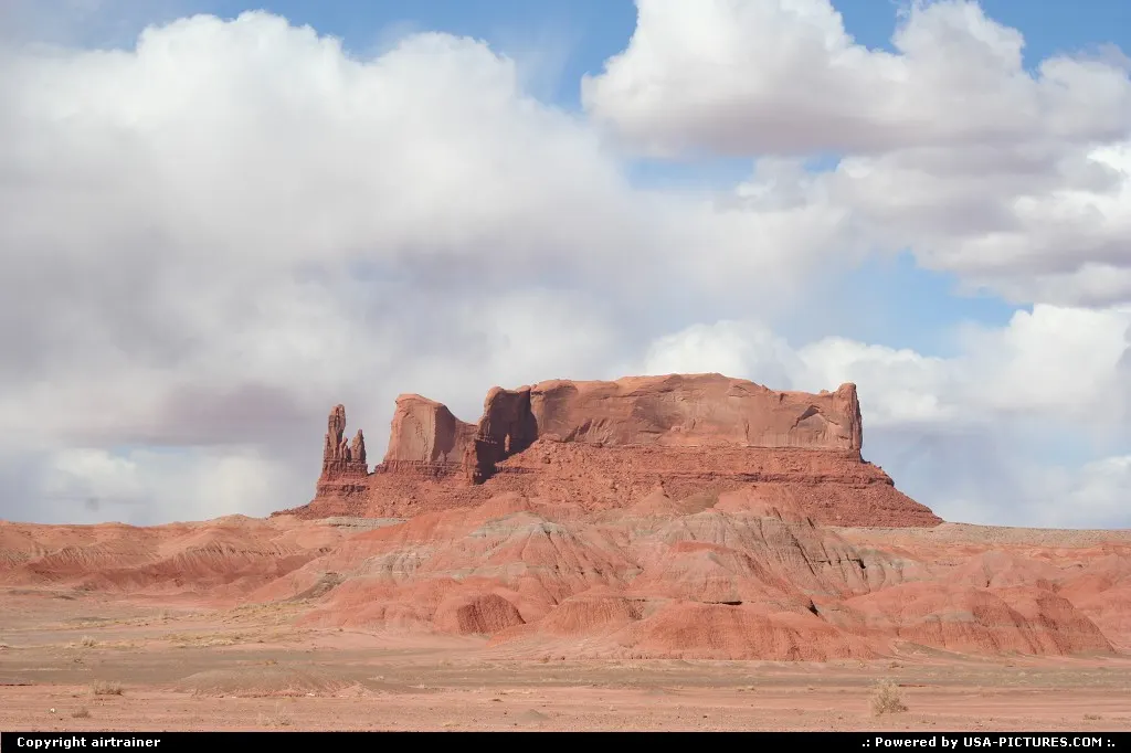 Round Rock, near Chinle. A kind of preview of Monument Valley !