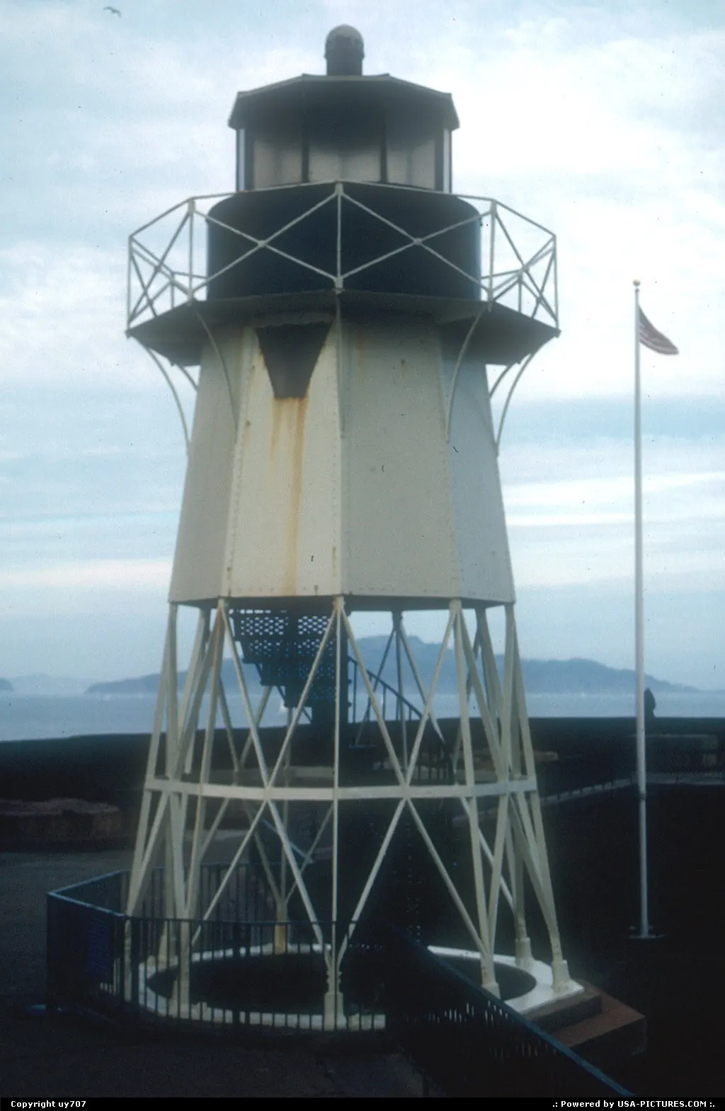 Another view of the small desactivated lighthouse on permanant display by the Golden Ga...