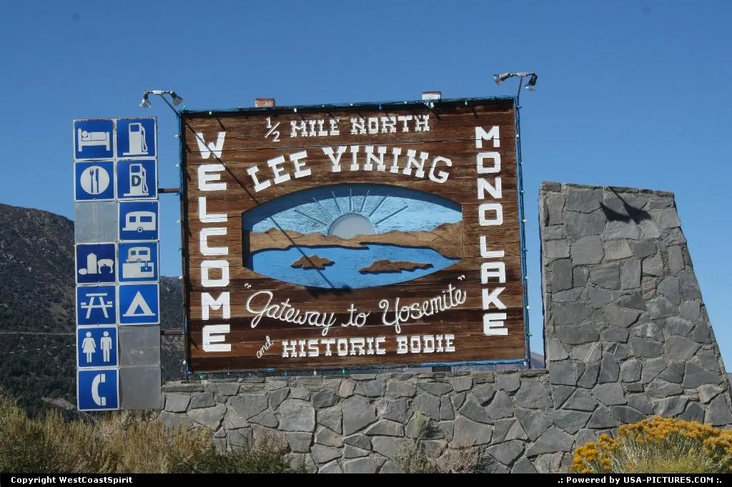 Nice nice in front of the Tioga Pass entrance. Around Mono Lake.