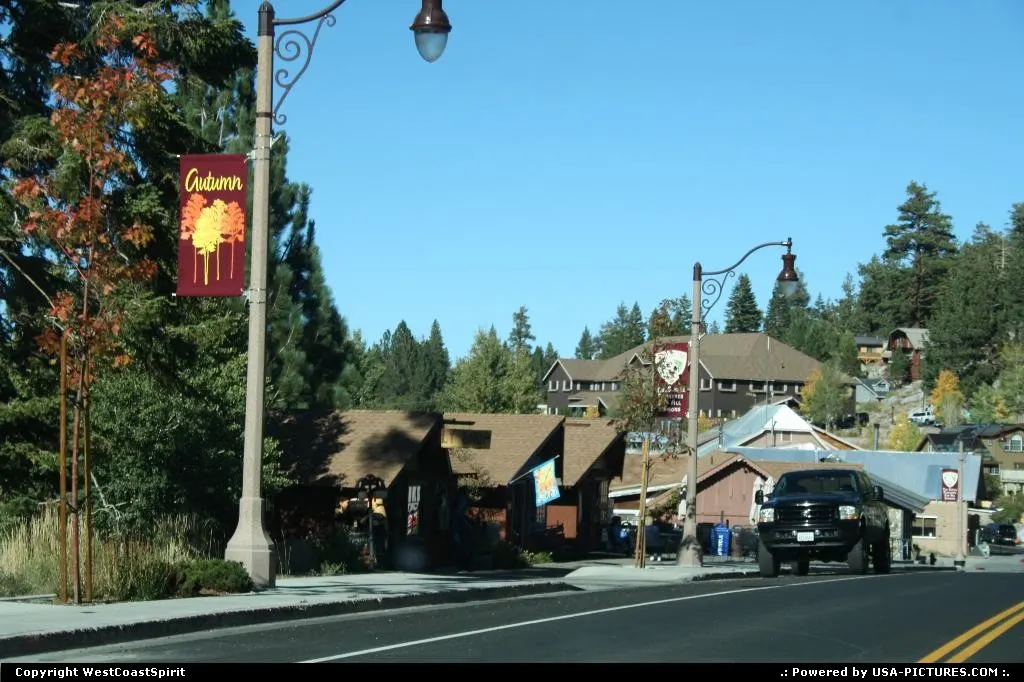 Arriving June Lake, on the loop between Mono Lake and Mammoth Lakes