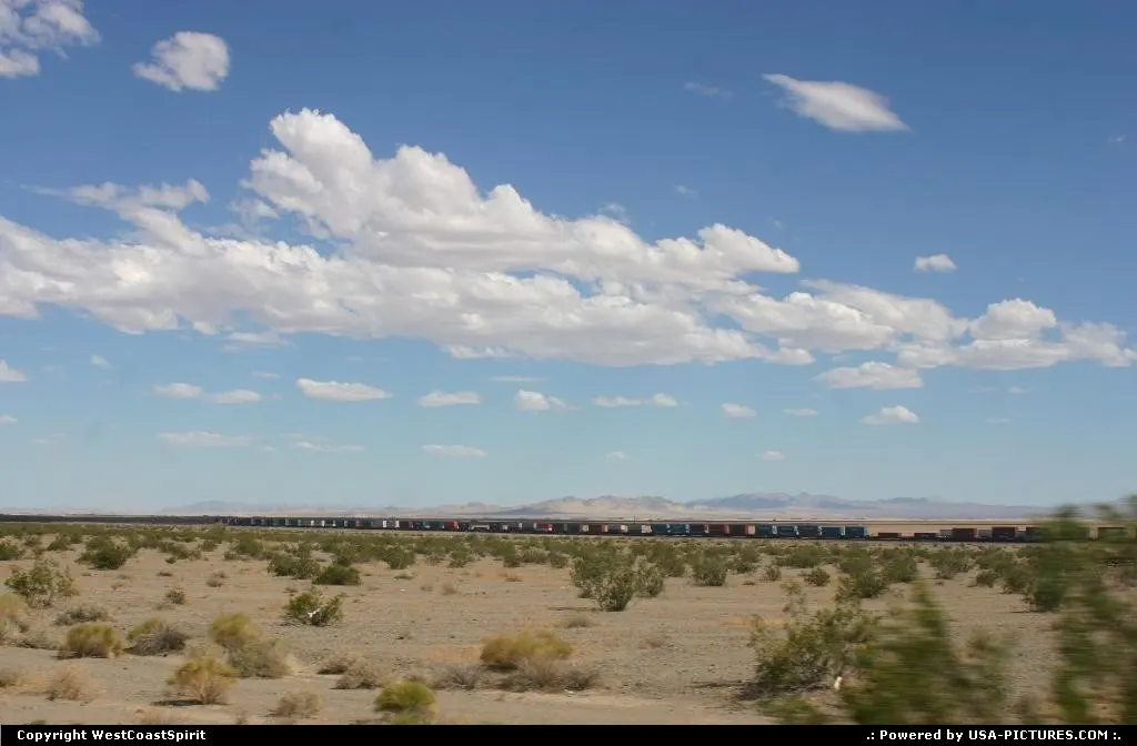 Arriving Amboy, on 66 Road. Now that's quite a long train we have there!