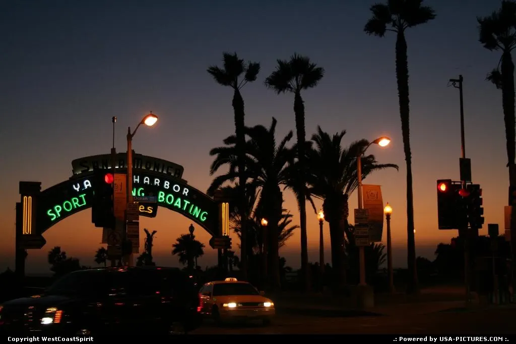 By night at the Pier, Santa Monica. Another cliché of the California Dreamin' spirit!