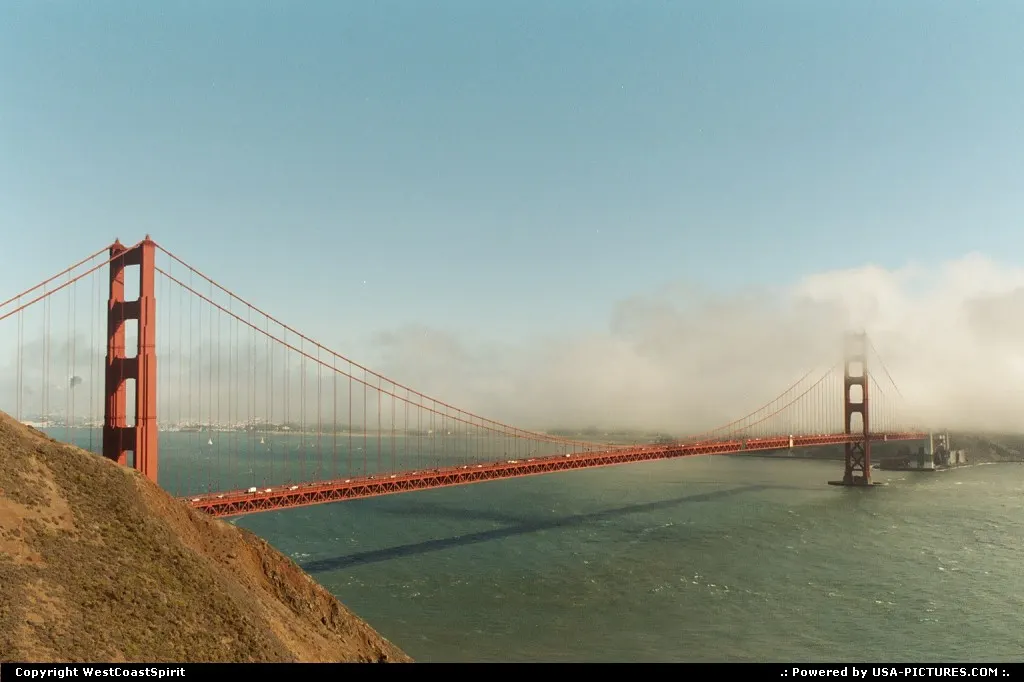 Another view of this icon of the USA West Coast. The city on the fog, as often.
