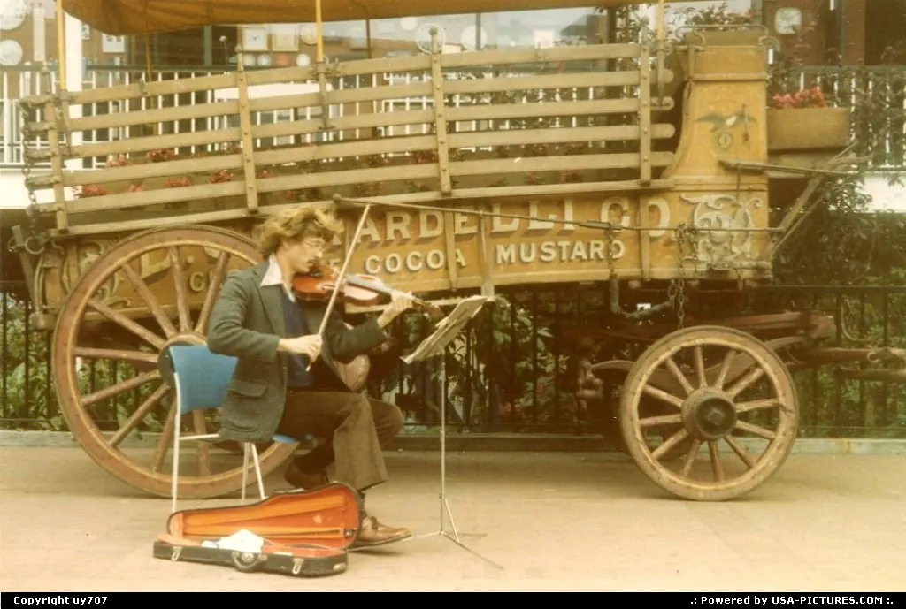 Another timeless glimpse of Girardelli Square acted by this violonist on the middle of...