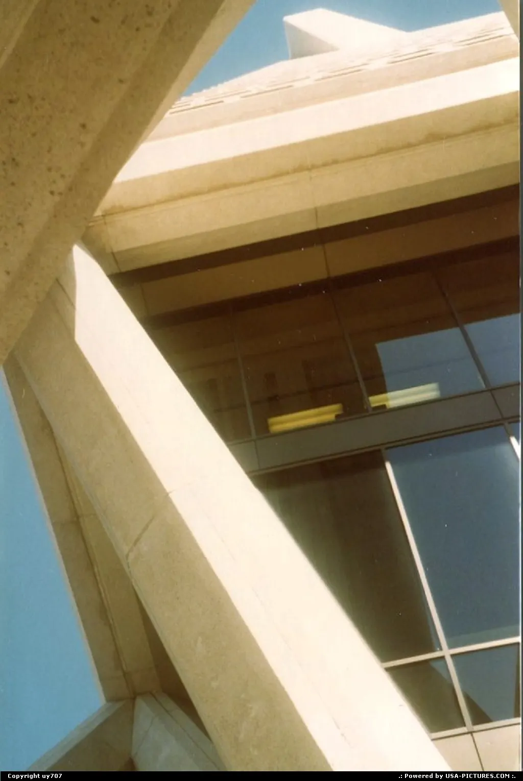 Close-up of Transamerica Tower from street level.