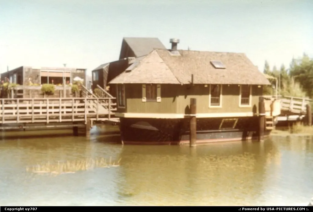 Boat + house seen on another angle.