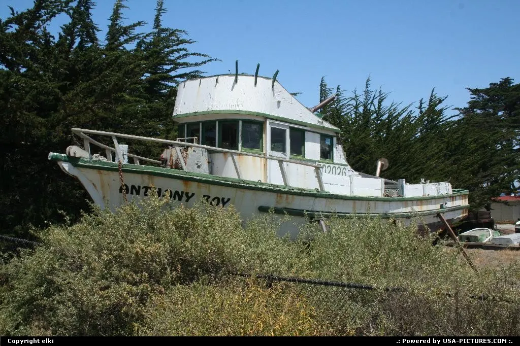 Pacific grove, old boat waiting for ... repair ? or boat cemetery ?