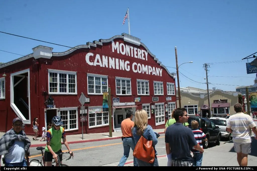 A lot of people in this sunny saturday in Monterey commercial area