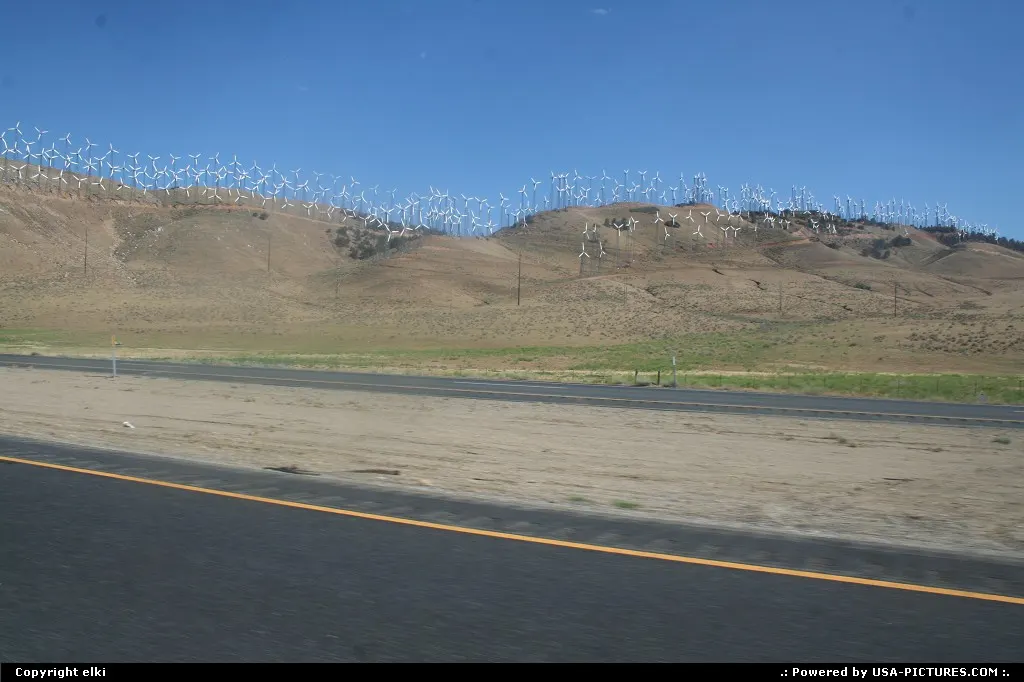 Eolienne field after Mojave city heading Tehachapi California.