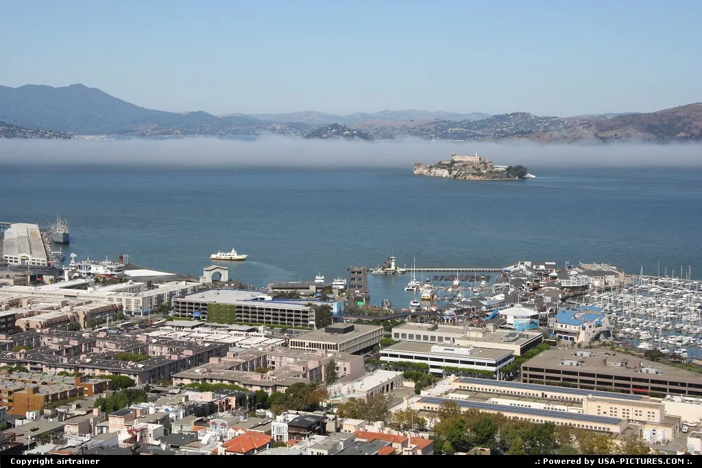 Overview of the San Francisco bay, with the Fisherman's Wharf and Alcatraz island.