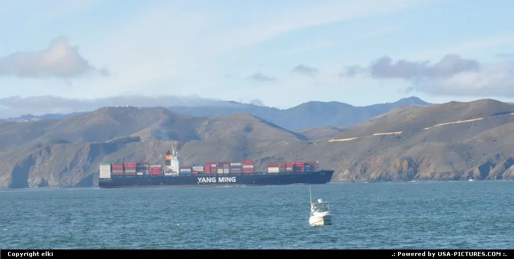 Le golden gate bridge, and the san francisco bay entrance.