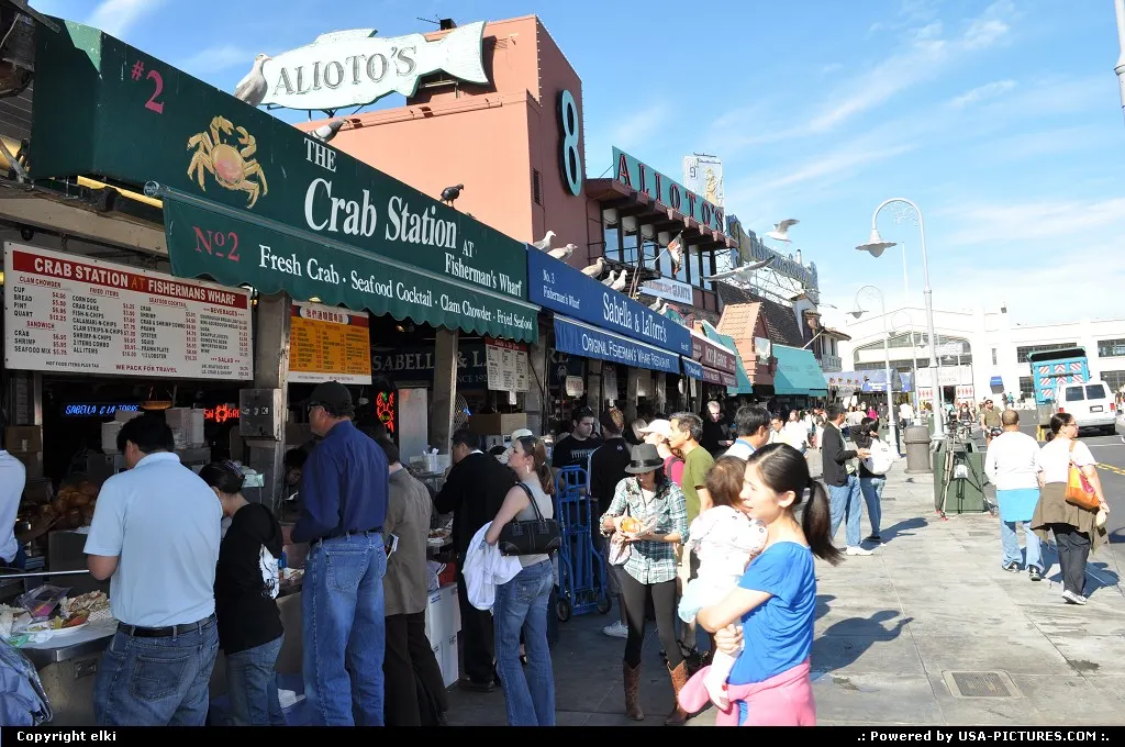 Fishermanwharf on this sunny sunday a lot of people enjoy the place.