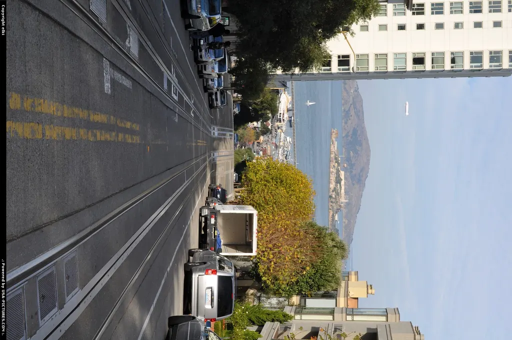 cabl cars tracks, alcatraz at the backgroung