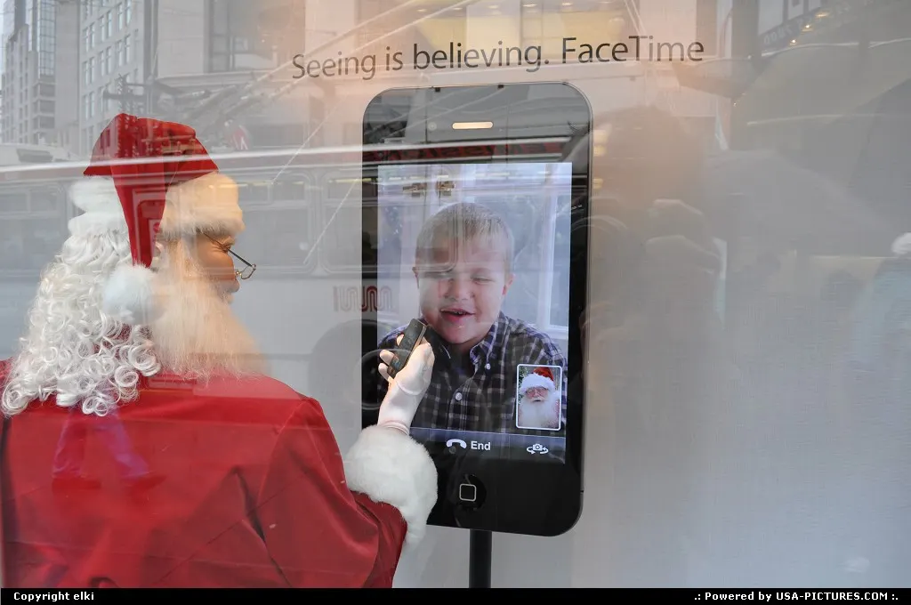 Promote of a famous cell fone, by santa claus ....