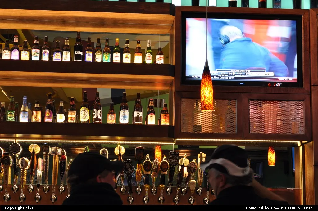 sport bar, i really love this atmosphere, you know : friends, sports, kidding ...