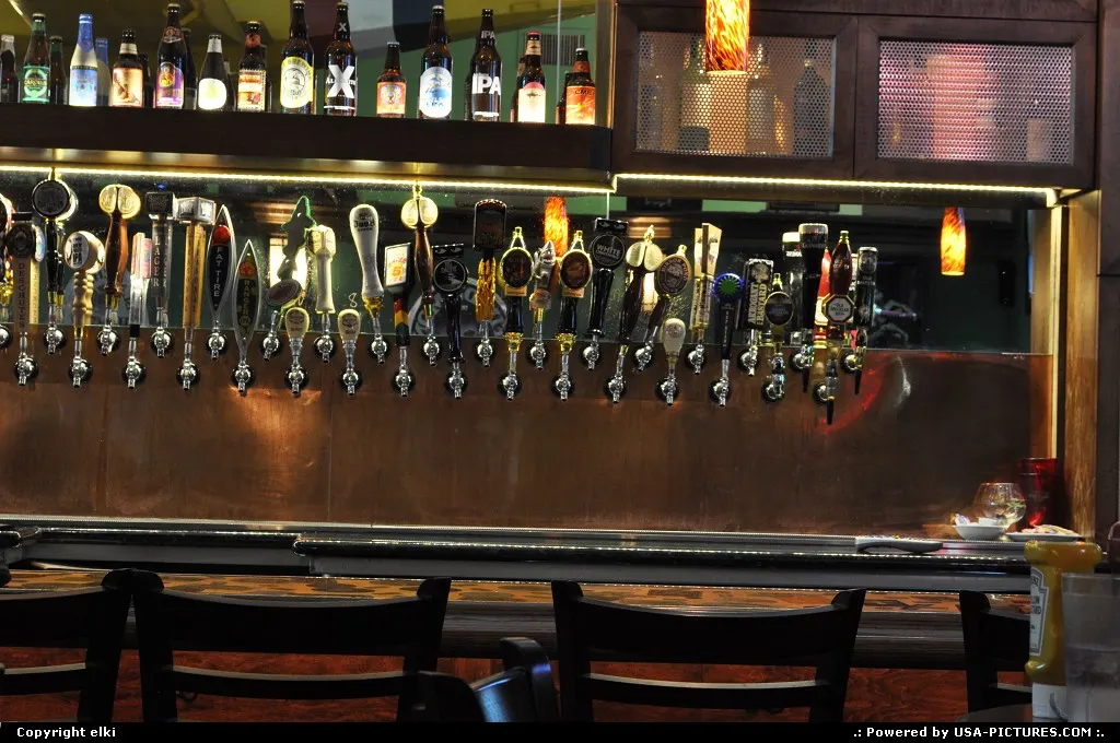sport bar, i really love this atmosphere, you know : friends, sports, kidding ...