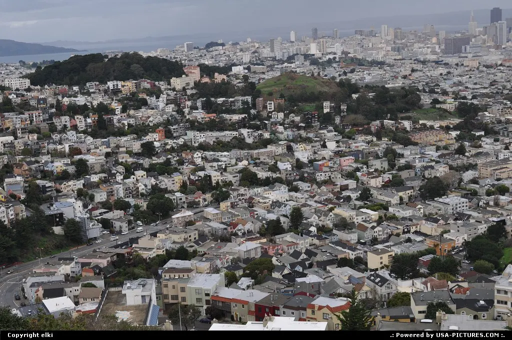 Overview of thVe city from twin peaks