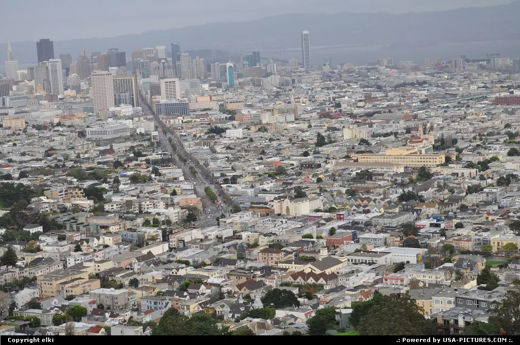 Overview of thVe city from twin peaks