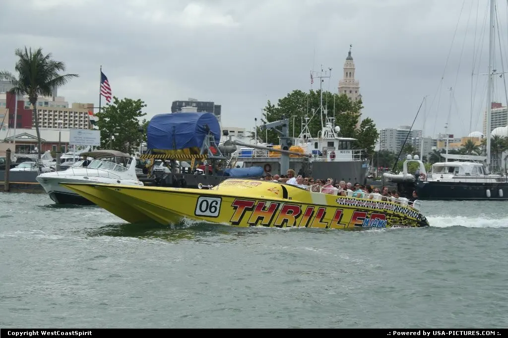A loud, powerful boat give some sensations and thrills at tourists at 50mph in the bay.
