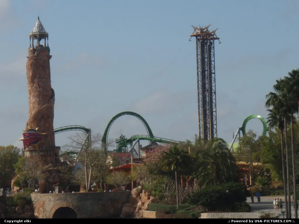 Overview of the entrance of the park, what are the green rails ?