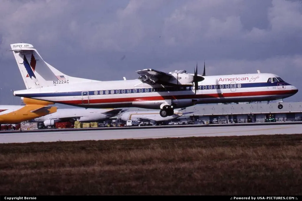 N322AC ATR72-200 AMERICAN EAGLE landing on MIAMI runway 09R