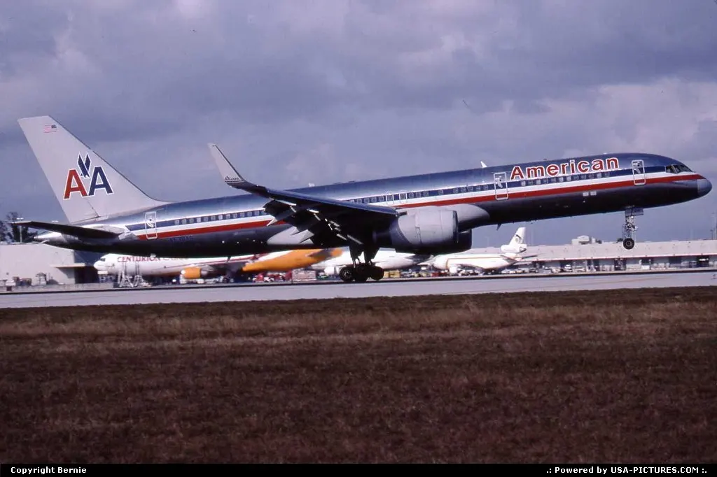 N630AA B757-200w AMERICAN landing on MIAMI runway 09R