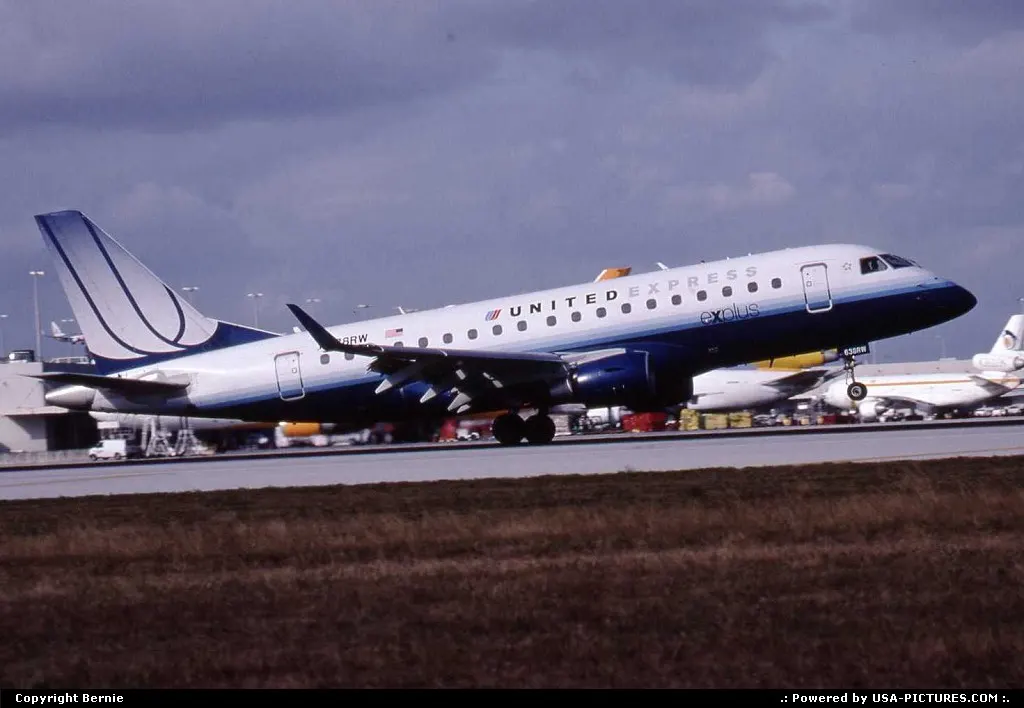 N638RW EMBRAER 170 UNITED EXPRESS landing on MIAMI runway 09R