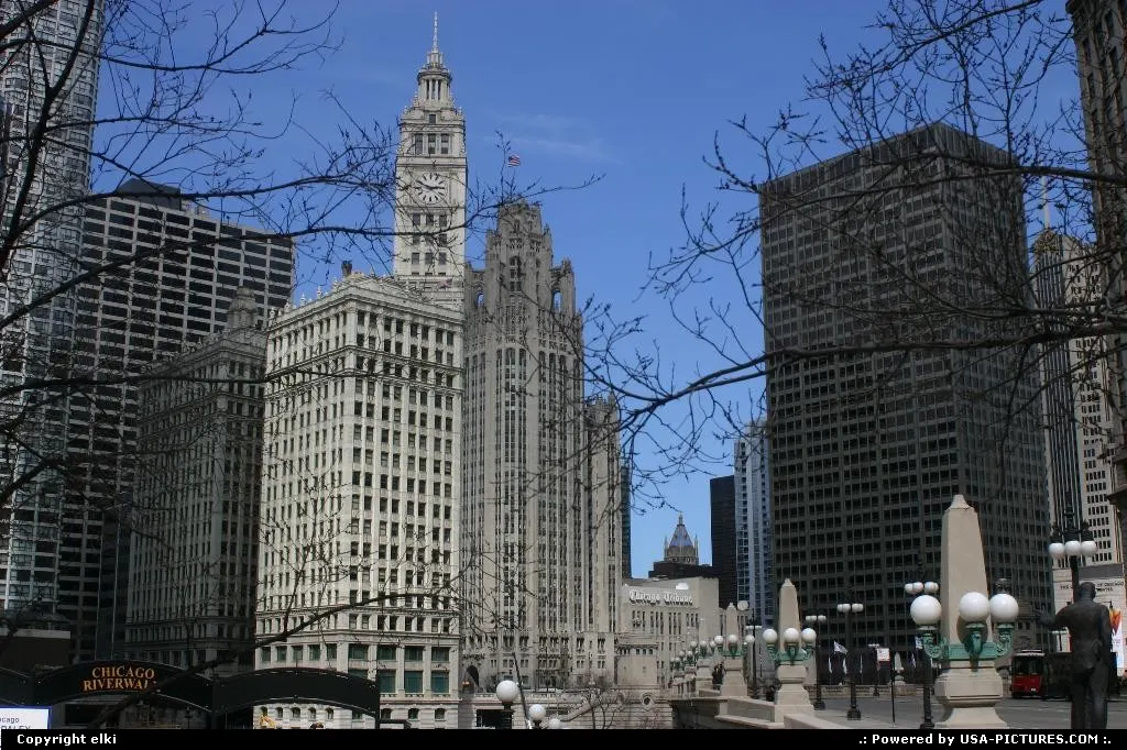 Dowtown Chicago, for me one of the most beautiful downtown in north america.