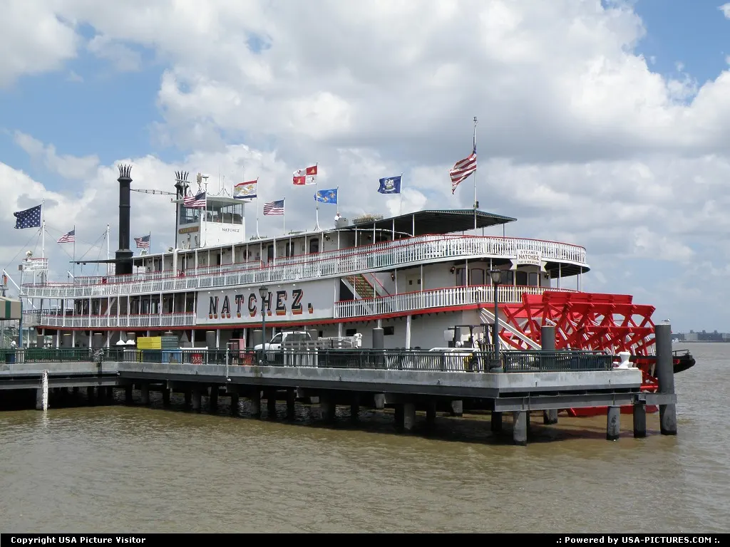The NATCHEZ, last true steam boat on the Mississipi. All on board !