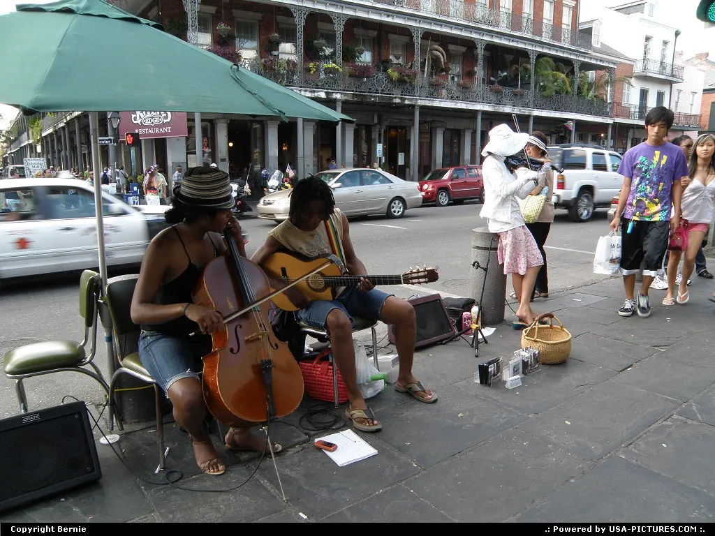 It's Jazz Festival days, and music is everywhere. Great !