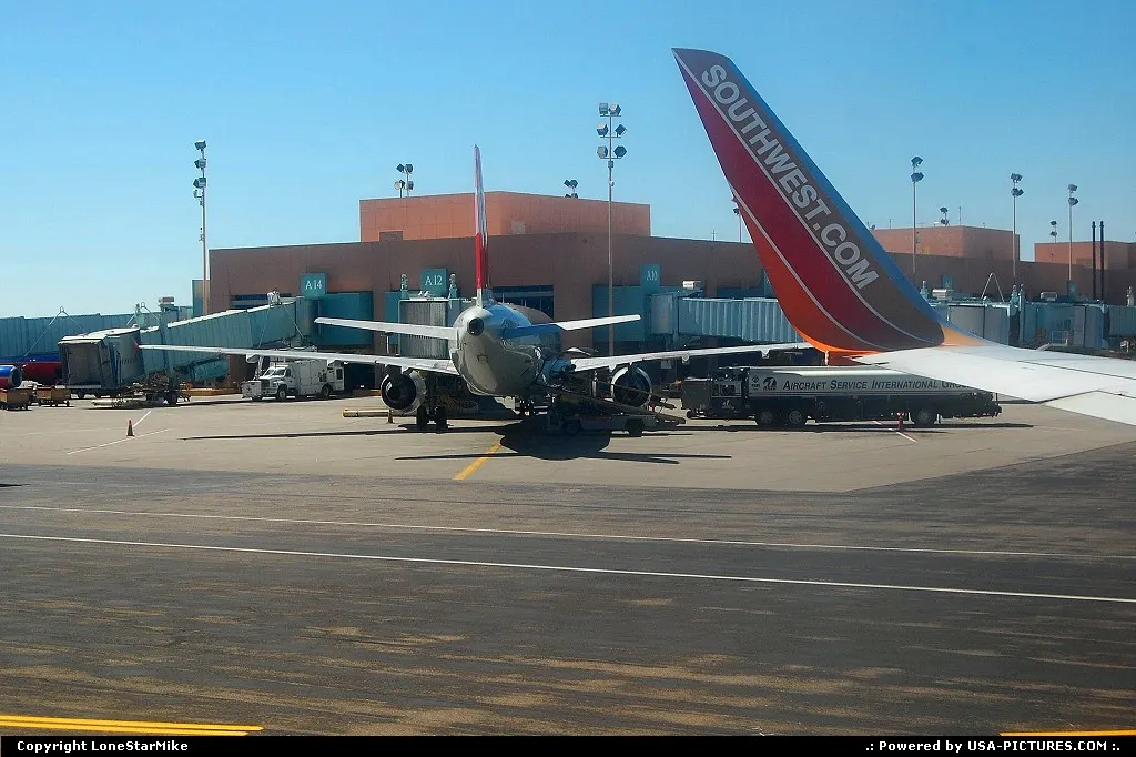 ABQ - Taxiing to the gate at Albuquerque International Airport