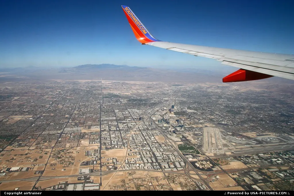Scenic approach over Las Vegas, see how close the airport is from the Strip !