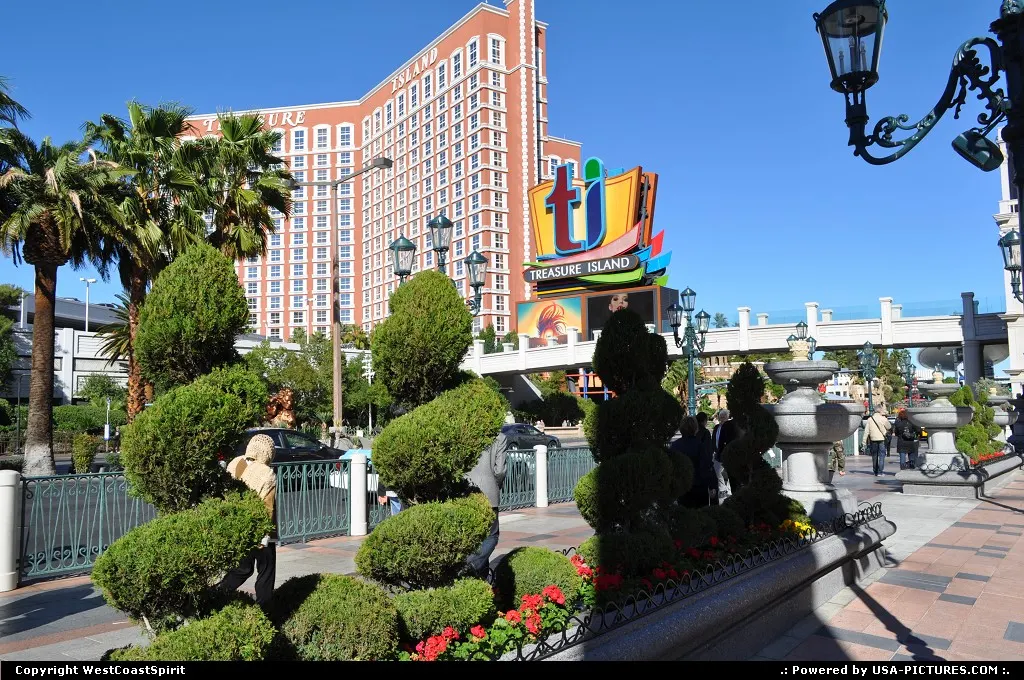 Venetian Hotel, Treasure Island afar and, overall, gorgeous fall weather. Viva Las Vegas!