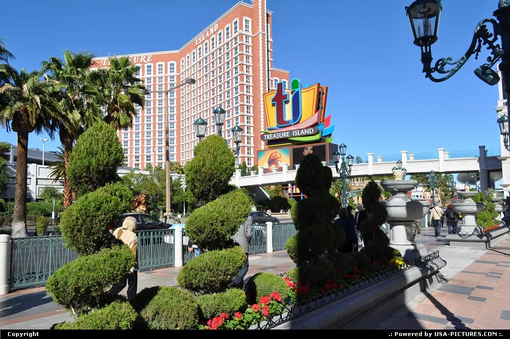 Yet another fancy, themed resort along the strip.
