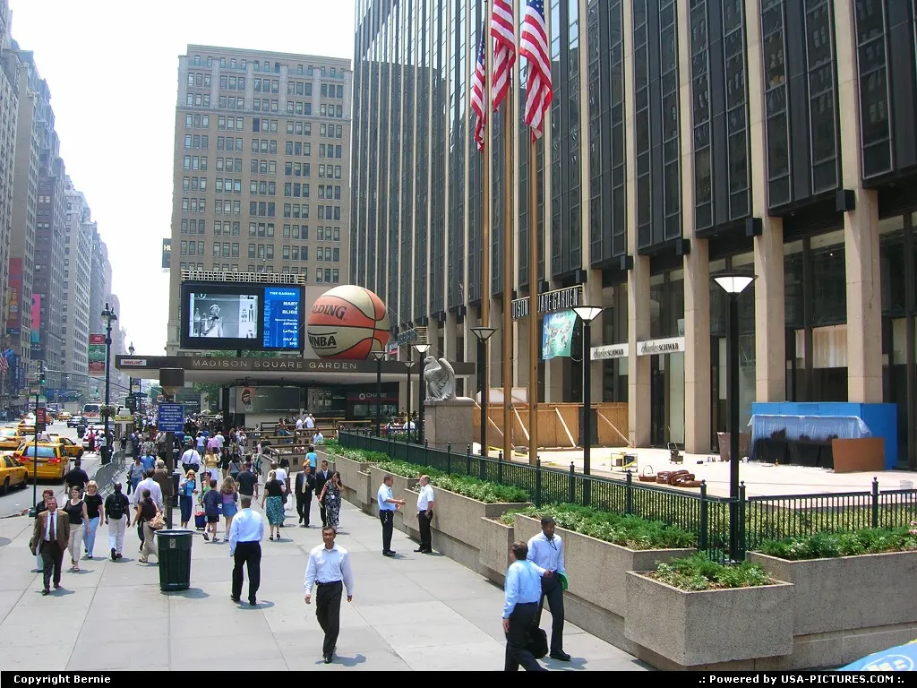 Madison Square Garden, it's lunch time for the golden boys...