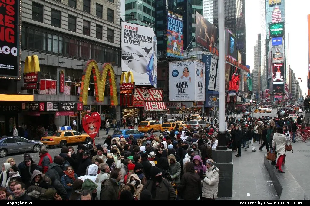 Hot dogs, yellow cabs ... you're in new york city