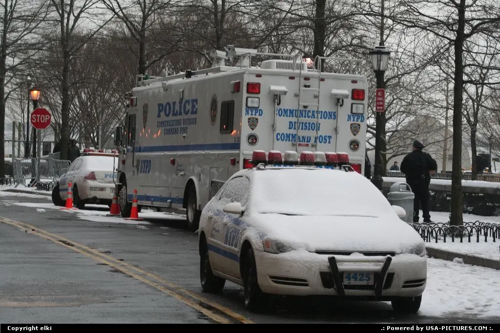 Policemen around, the zone whe the A320 recovered from Hudson river