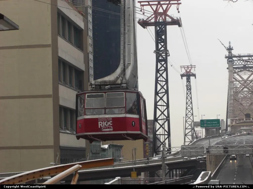 This tram, operated by RIOC, links Manhattan to Roosevelt Island.