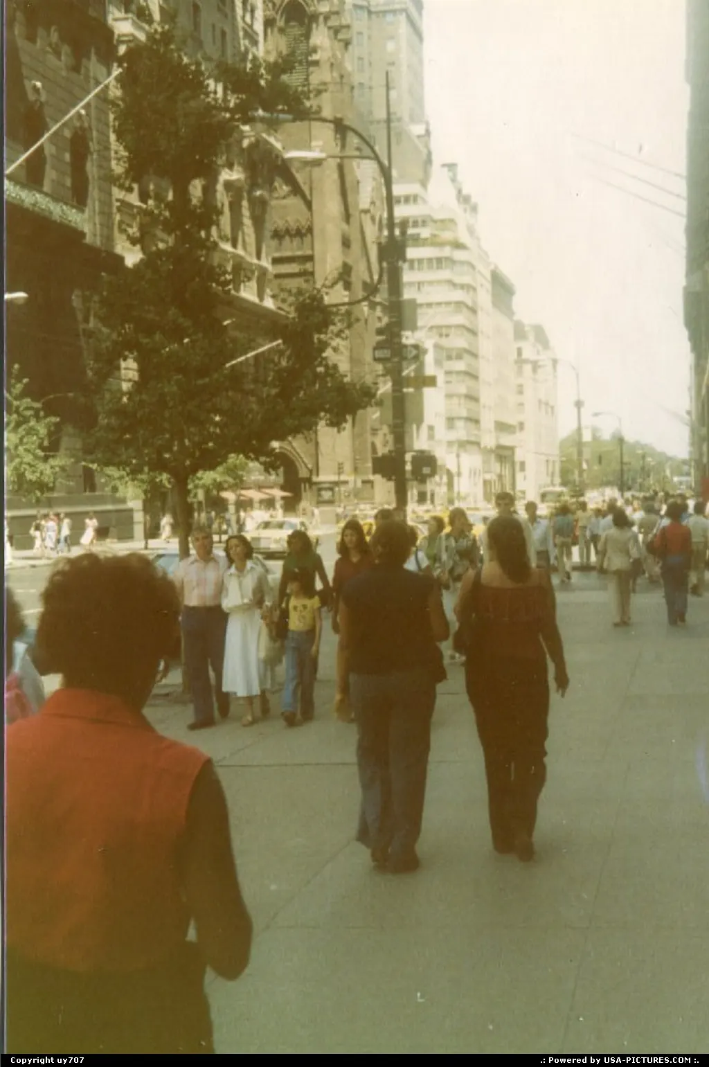 Observation of the dress code of the Seventies thanks to random walking and people watc...