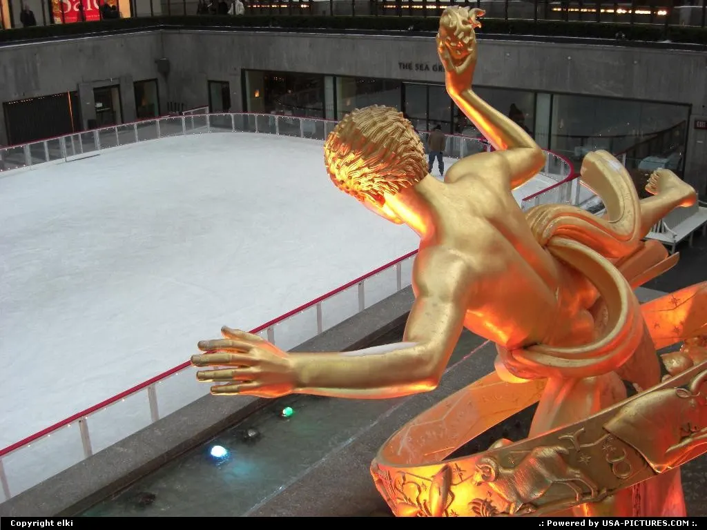 ice rink at the bottom of the rockfeller center