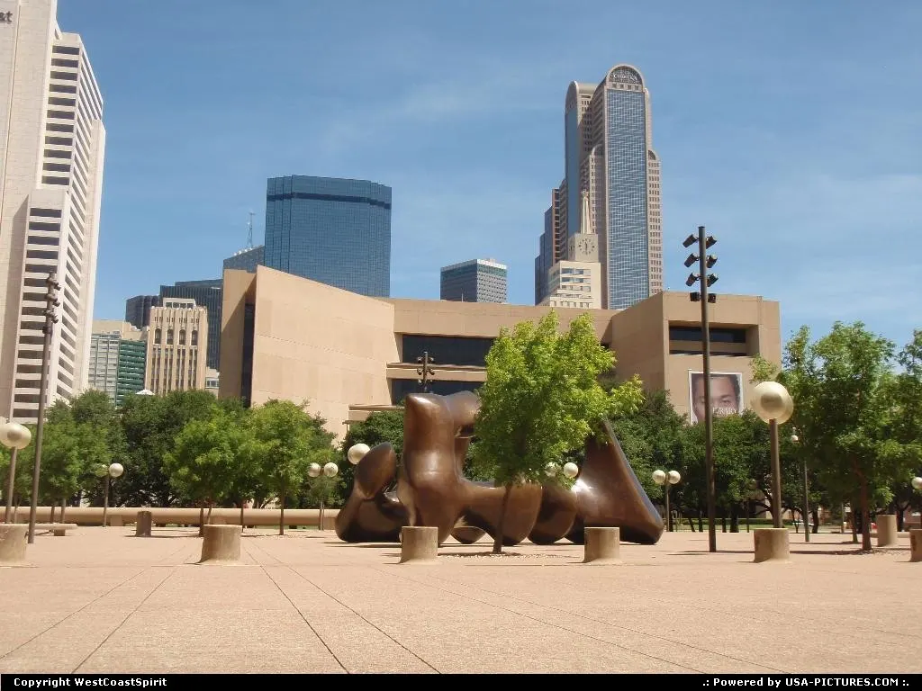 A nice sculpture in front of the city hall