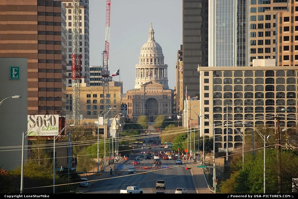 Looking north up Congress Avenue towards the Texas State Capitol