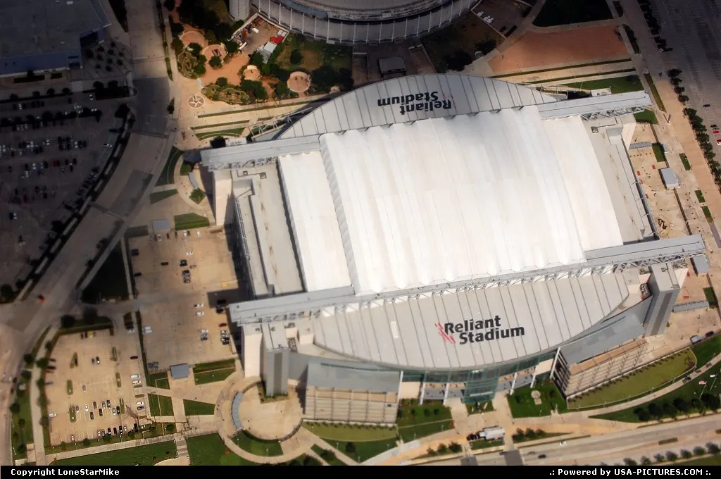 Flying over Reliant Stadium on approch to Houston Hobby Airport