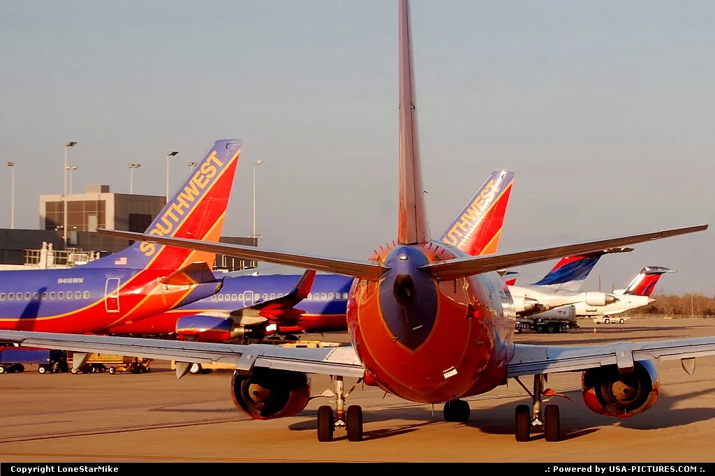 AUS - Austin Bergstrom International Airport. Getting mooned by a 737.