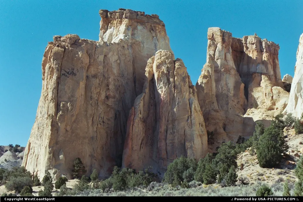 Grosvenor Arche, somewhere in the Cottonwood unpaved road