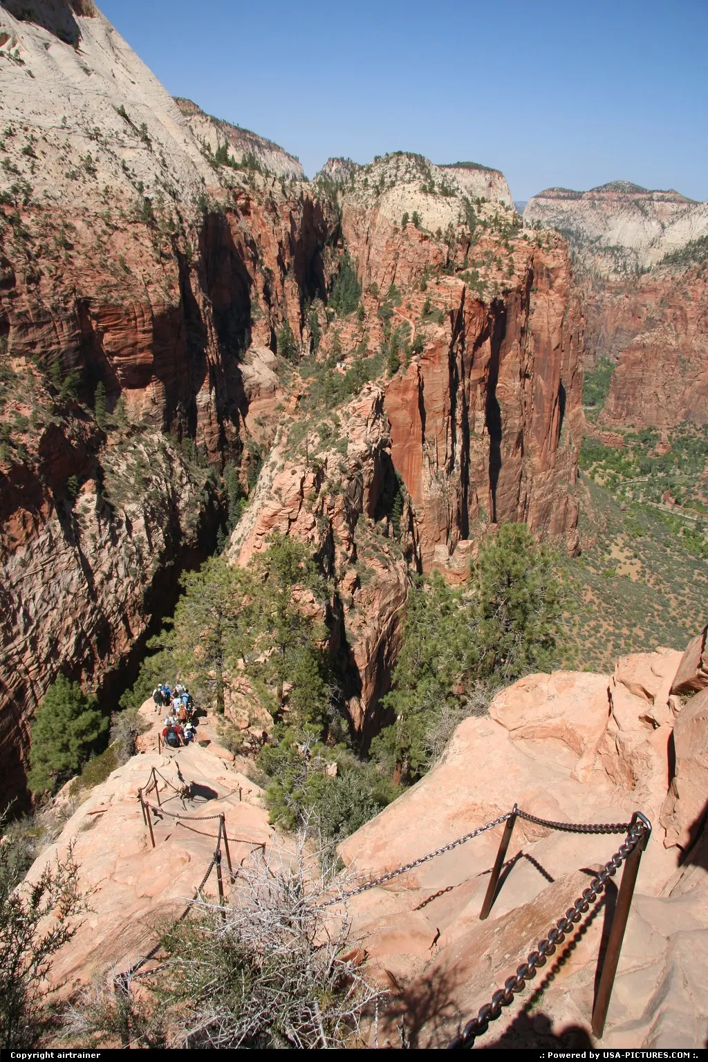 Angels Landing. Watch your steps...and hold the chains !