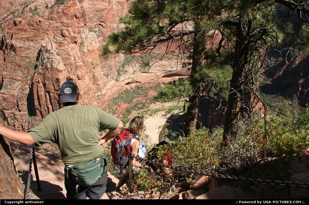 Angels Landing. Queuing for the descent !